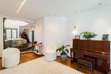 Casa para alugar com 397m², 4 quartos e 6 vagasSala