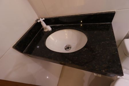 Banheiro Social - Pia de apartamento para alugar com 2 quartos, 100m² em Vila Camilópolis, Santo André