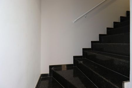 Escada de apartamento para alugar com 2 quartos, 100m² em Vila Camilópolis, Santo André