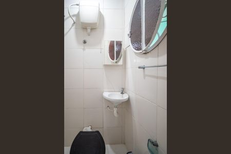 Banheiro social de kitnet/studio para alugar com 1 quarto, 20m² em Aclimação, São Paulo