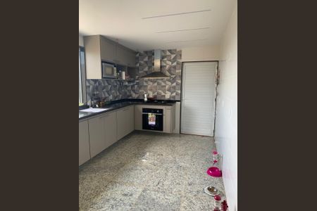 Casa à venda com 300m², 2 quartos e 4 vagas