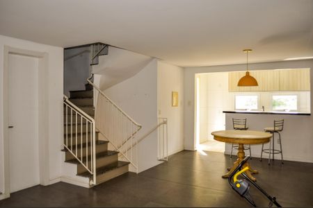 Casa à venda com 254m², 3 quartos e 2 vagas Casa à venda com 254m², 3 quartos e 2 vagasSala