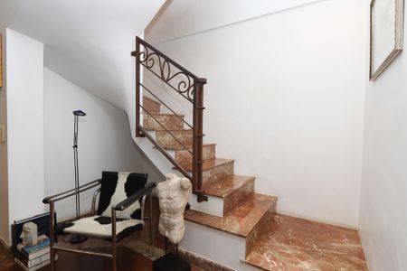 Apartamento à venda com 300m², 4 quartos e 4 vagasEscada