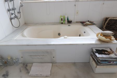 Apartamento à venda com 300m², 4 quartos e 4 vagasBanheiro do Quarto