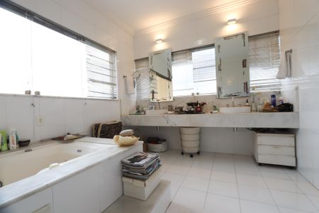 Apartamento à venda com 300m², 4 quartos e 4 vagasBanheiro do Quarto
