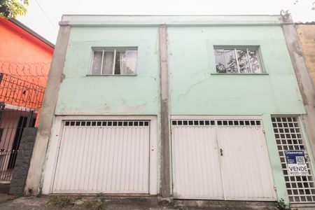 Casa à venda com 182m², 3 quartos e 2 vagas Casa à venda com 182m², 3 quartos e 2 vagasFachada