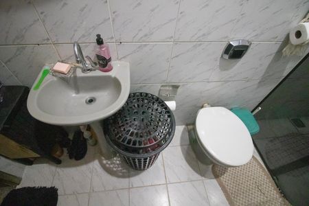 Casa à venda com 520m², 4 quartos e 3 vagasBanheiro Social da Casa Auxiliar