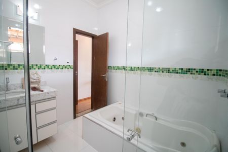 Casa à venda com 520m², 4 quartos e 3 vagasBanheiro da Suíte