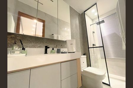 Banheiro social de apartamento à venda com 2 quartos, 55m² em Cabral, Contagem