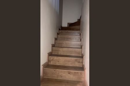 Apartamento à venda com 86m², 2 quartos e 2 vagas Apartamento à venda com 86m², 2 quartos e 2 vagasEscada