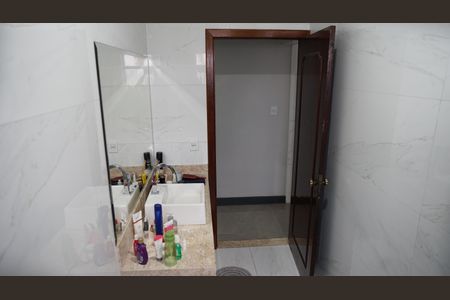 Casa à venda com 230m², 3 quartos e 2 vagasBanheiro social
