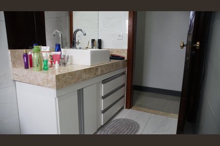 Casa à venda com 230m², 3 quartos e 2 vagasBanheiro social