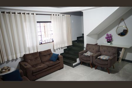 Casa à venda com 230m², 3 quartos e 2 vagasSala