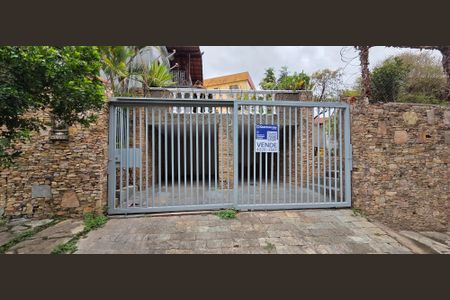 Casa à venda com 337m², 5 quartos e 3 vagasFachada