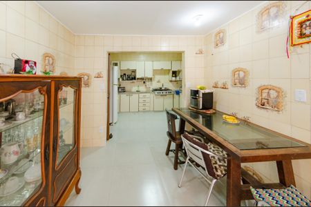 Casa à venda com 337m², 5 quartos e 3 vagasCozinha