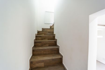 Casa de condomínio à venda com 82m², 2 quartos e 1 vagaEscada