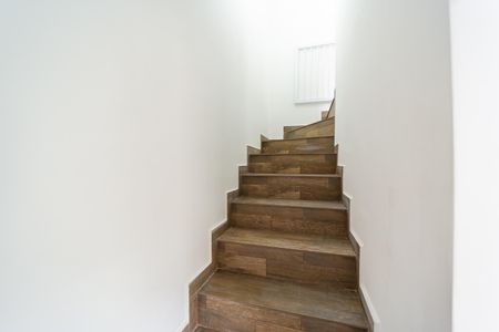 Casa de condomínio à venda com 82m², 2 quartos e 1 vagaEscada