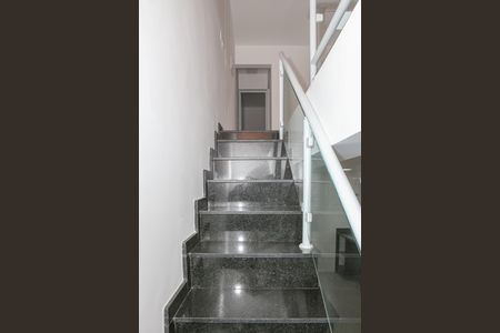 Casa de condomínio para alugar com 75m², 2 quartos e 1 vagaEscada