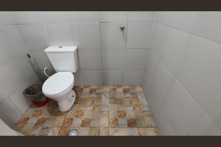 Banheiro de casa à venda com 2 quartos, 81m² em Vila Carmosina, São Paulo