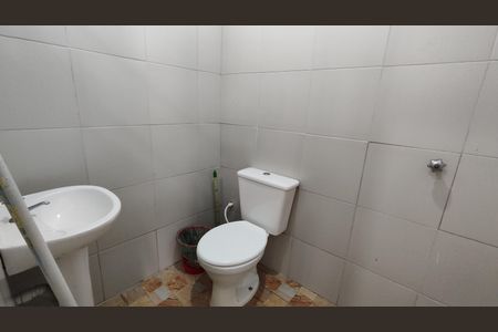 Banheiro de casa à venda com 2 quartos, 81m² em Vila Carmosina, São Paulo