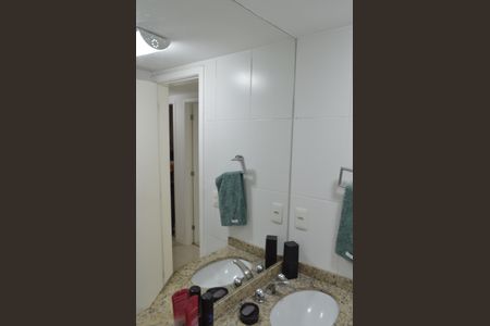 Apartamento à venda com 244m², 4 quartos e 2 vagas Apartamento à venda com 244m², 4 quartos e 2 vagasBanheiro 1