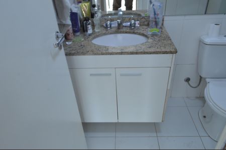 Apartamento à venda com 244m², 4 quartos e 2 vagas Apartamento à venda com 244m², 4 quartos e 2 vagasBanheiro da Suíte 2