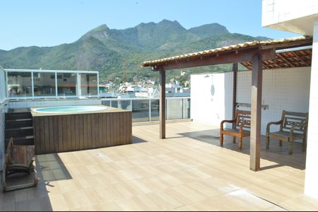 Apartamento à venda com 244m², 4 quartos e 2 vagas Apartamento à venda com 244m², 4 quartos e 2 vagasTerraço