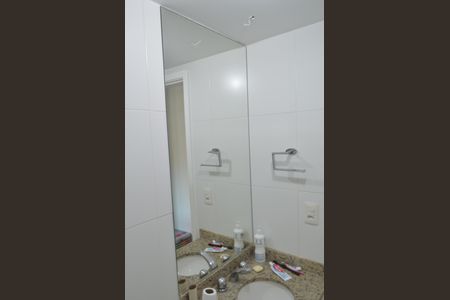 Apartamento à venda com 244m², 4 quartos e 2 vagas Apartamento à venda com 244m², 4 quartos e 2 vagasBanheiro da Suíte 1