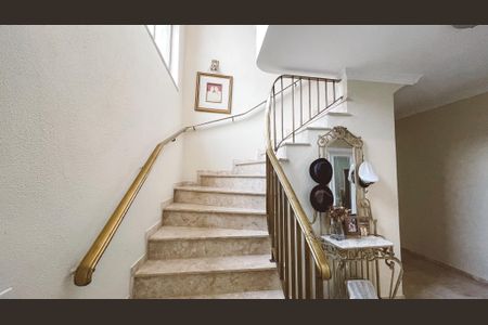 Casa para alugar com 500m², 4 quartos e NaN vagasEscada