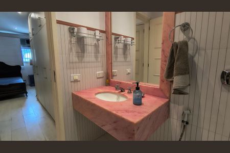 Apartamento à venda com 368m², 4 quartos e 2 vagasBanheiro da Suíte 2