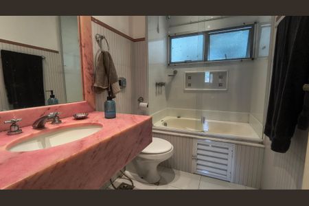 Apartamento à venda com 368m², 4 quartos e 2 vagasBanheiro da Suíte 2