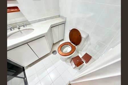 Apartamento à venda com 97m², 4 quartos e 2 vagas Apartamento à venda com 97m², 4 quartos e 2 vagasBanheiro da Suíte