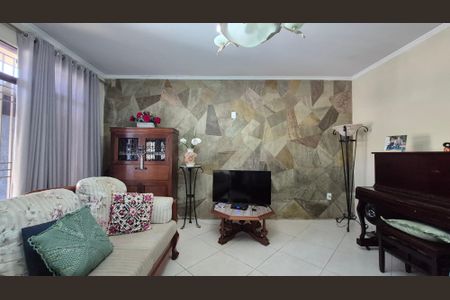 Casa à venda com 172m², 3 quartos e 2 vagasSala