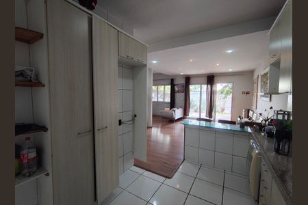 Casa para alugar com 298m², 4 quartos e 4 vagas Casa para alugar com 298m², 4 quartos e 4 vagasCozinha