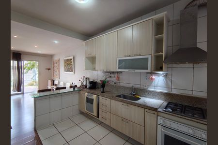 Casa para alugar com 298m², 4 quartos e 4 vagas Casa para alugar com 298m², 4 quartos e 4 vagasCozinha