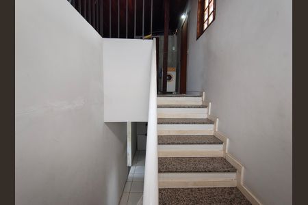 Casa para alugar com 298m², 4 quartos e 4 vagas Casa para alugar com 298m², 4 quartos e 4 vagasEscada Terceiro andar