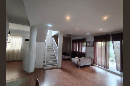 Casa para alugar com 298m², 4 quartos e 4 vagas Casa para alugar com 298m², 4 quartos e 4 vagasSala