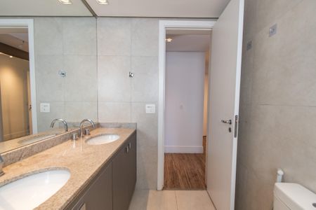 Apartamento à venda com 233m², 3 quartos e 4 vagasBanheiro da suíte 2