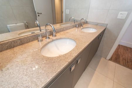 Apartamento à venda com 233m², 3 quartos e 4 vagasBanheiro da suíte 2