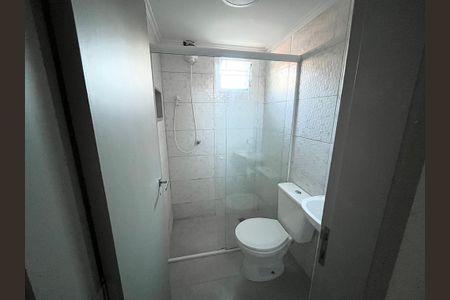 Banheiro de kitnet/studio para alugar com 0 quarto, 25m² em Vila Dom Pedro Ii, São Paulo