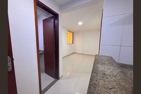 Sala de kitnet/studio para alugar com 1 quarto, 35m² em Recreio dos Bandeirantes, Rio de Janeiro