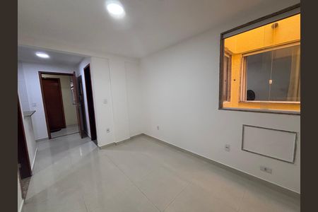 Sala de kitnet/studio para alugar com 1 quarto, 35m² em Recreio dos Bandeirantes, Rio de Janeiro