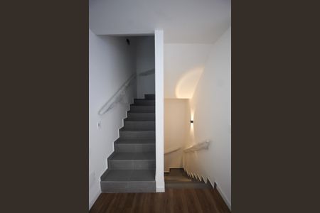 Casa para alugar com 143m², 2 quartos e 2 vagasEscada