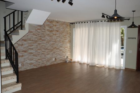 Casa de Condomínio para alugar com 3 quartos, 200m² em Jardim Barbacena, Cotia