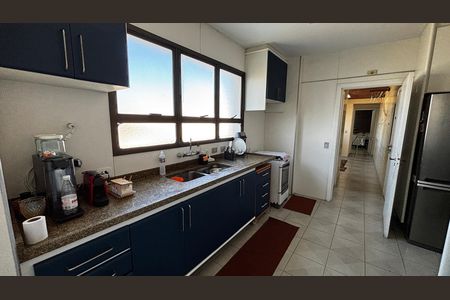 Apartamento à venda com 390m², 5 quartos e 10 vagas Apartamento à venda com 390m², 5 quartos e 10 vagasCozinha