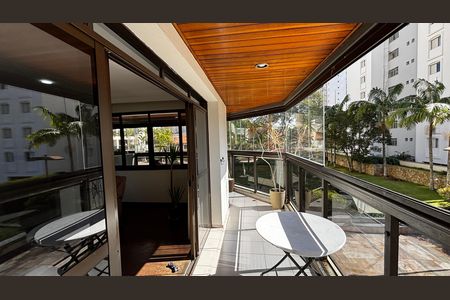 Apartamento à venda com 390m², 5 quartos e 10 vagas Apartamento à venda com 390m², 5 quartos e 10 vagasSala de TV Varanda