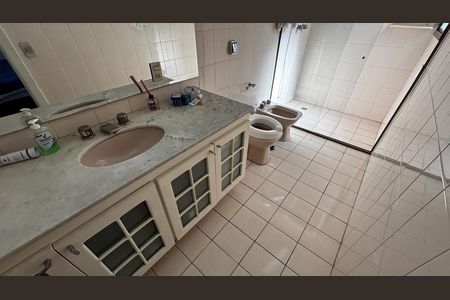Apartamento à venda com 390m², 5 quartos e 10 vagas Apartamento à venda com 390m², 5 quartos e 10 vagasBanheiro da Suíte 3