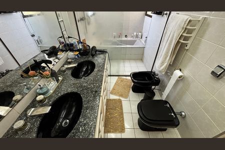 Apartamento à venda com 390m², 5 quartos e 10 vagas Apartamento à venda com 390m², 5 quartos e 10 vagasBanheiro da Suíte 1