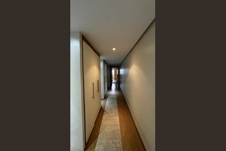 Apartamento à venda com 390m², 5 quartos e 10 vagas Apartamento à venda com 390m², 5 quartos e 10 vagasCorredor