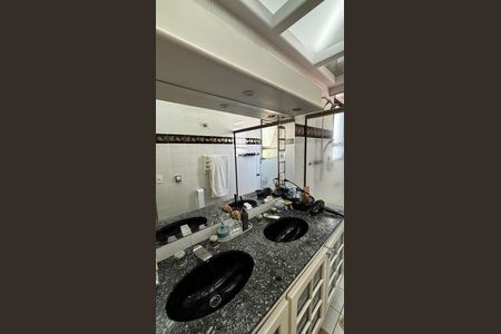 Apartamento à venda com 390m², 5 quartos e 10 vagas Apartamento à venda com 390m², 5 quartos e 10 vagasBanheiro da Suíte 1